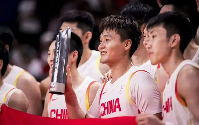 出首发, 惊险的击败