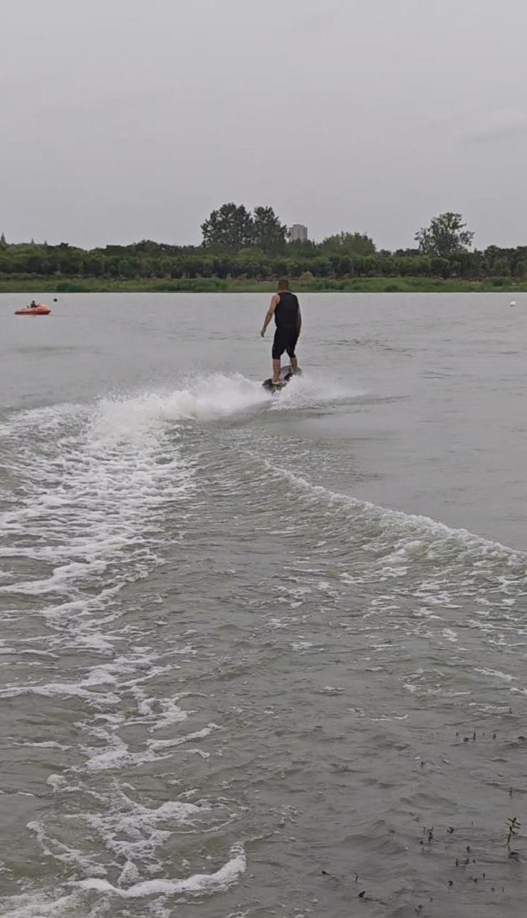 了消费主力, 带着孩子来, 行水上运动