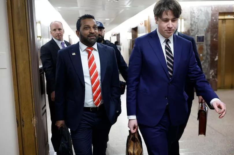 的新闻发布, 报道, 他换成了一